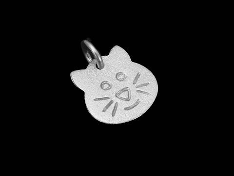Katzen Gesicht Anhänger aus 925 Sterling Silber rhodiniert, niedlich und verspielt, ideal für Tierliebhaber, Hersteller Juwelier Harnisch, perfektes Schmuckstück für jeden Anlass.
