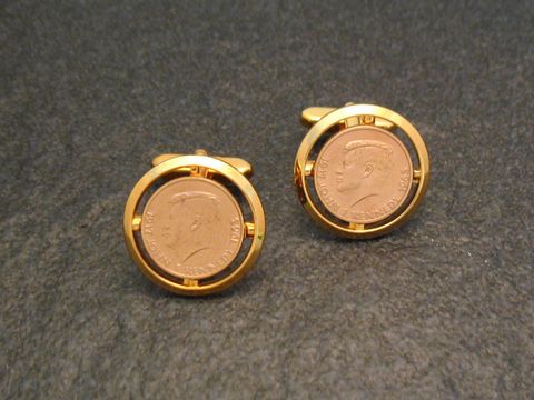 Vergoldete Manschettenknöpfe in Münz-Optik mit dem Abbild von J.F. Kennedy, hergestellt von Juwelier Harnisch, in goldfarbener Ausführung und stilvollem Design.