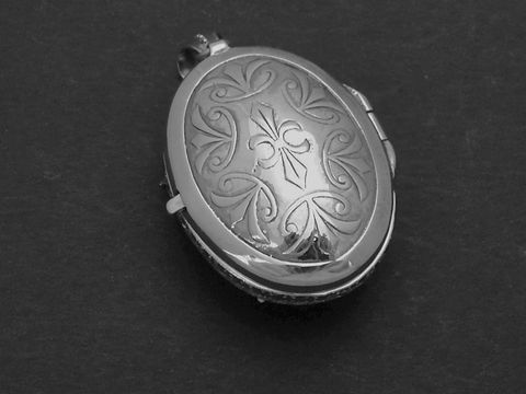 Medaillon Safir nostalgisch königlich aus Sterling Silber, oval geformt mit filigraner Gravur, verleiht einen eleganten, zeitlosen Charme und ist ideal zur Aufbewahrung kostbarer Erinnerungen.