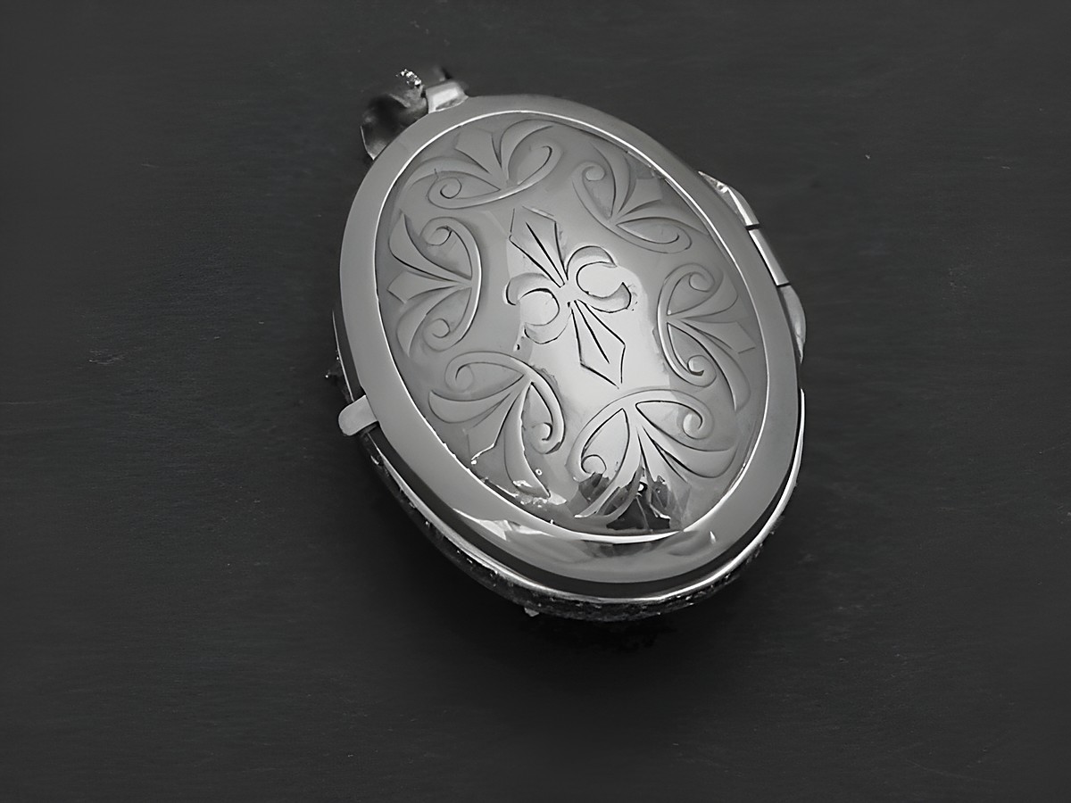 Medaillon Safir nostalgisch königlich aus Sterling Silber, oval geformt mit filigraner Gravur, verleiht einen eleganten, zeitlosen Charme und ist ideal zur Aufbewahrung kostbarer Erinnerungen. – Ansicht 2