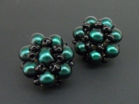 Ohrclip in dunkelgrün-schwarz, blumiges Design mit goldfarbenen Akzenten und synthetischen Zuchtperlen, Hersteller Juwelier Harnisch, ideal für elegante Anlässe.