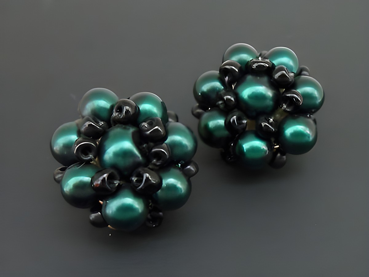 Ohrclip in dunkelgrün-schwarz, blumiges Design mit goldfarbenen Akzenten und synthetischen Zuchtperlen, Hersteller Juwelier Harnisch, ideal für elegante Anlässe.