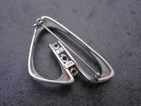 Weißgold Brosche in attraktivem Design aus Weißgold 585 mit Diamant, Anstecknadel des Herstellers Juwelier Harnisch, ideal für stilvolle Akzente.