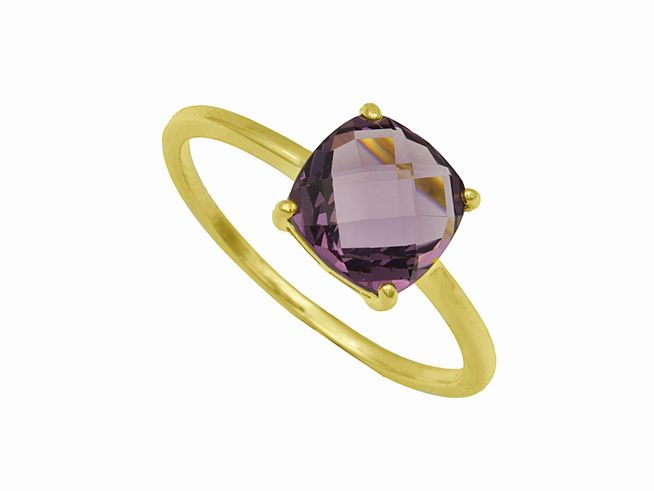 Ein eleganter Ring mit einem Ring Kissenschliff in Violett, gefasst in Gelbgold mit Sterling Silber Vergoldung, Größe 52, Hersteller Juwelier Harnisch.