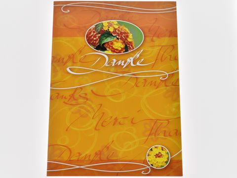 Eine Dankeskarte mit orangenen Blumen und dem Wort Danke in verschiedenen Sprachen, gestaltet von Juwelier Harnisch, ideal für Dankeskarten Anlässe.