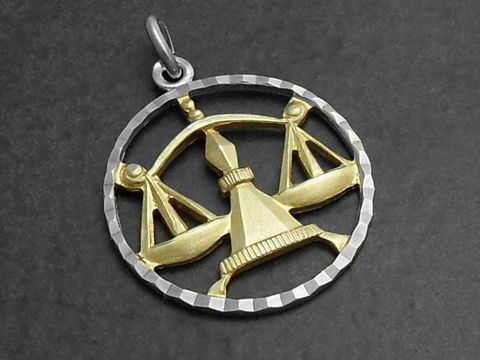 Waage 925 Sterling Silber Sternzeichen mit Vergoldung, detaillierter Anhänger mit dem Symbol der Waage, Hersteller Juwelier Harnisch, ideal als Geschenk oder Schmuckstück.