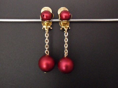 71862-0 Weinrote Ohrclips aus Kunstharz mit goldfarbenen Elementen und einer eleganten Kette, zeitloses Design von Juwelier Harnisch, ideal für besondere Anlässe.