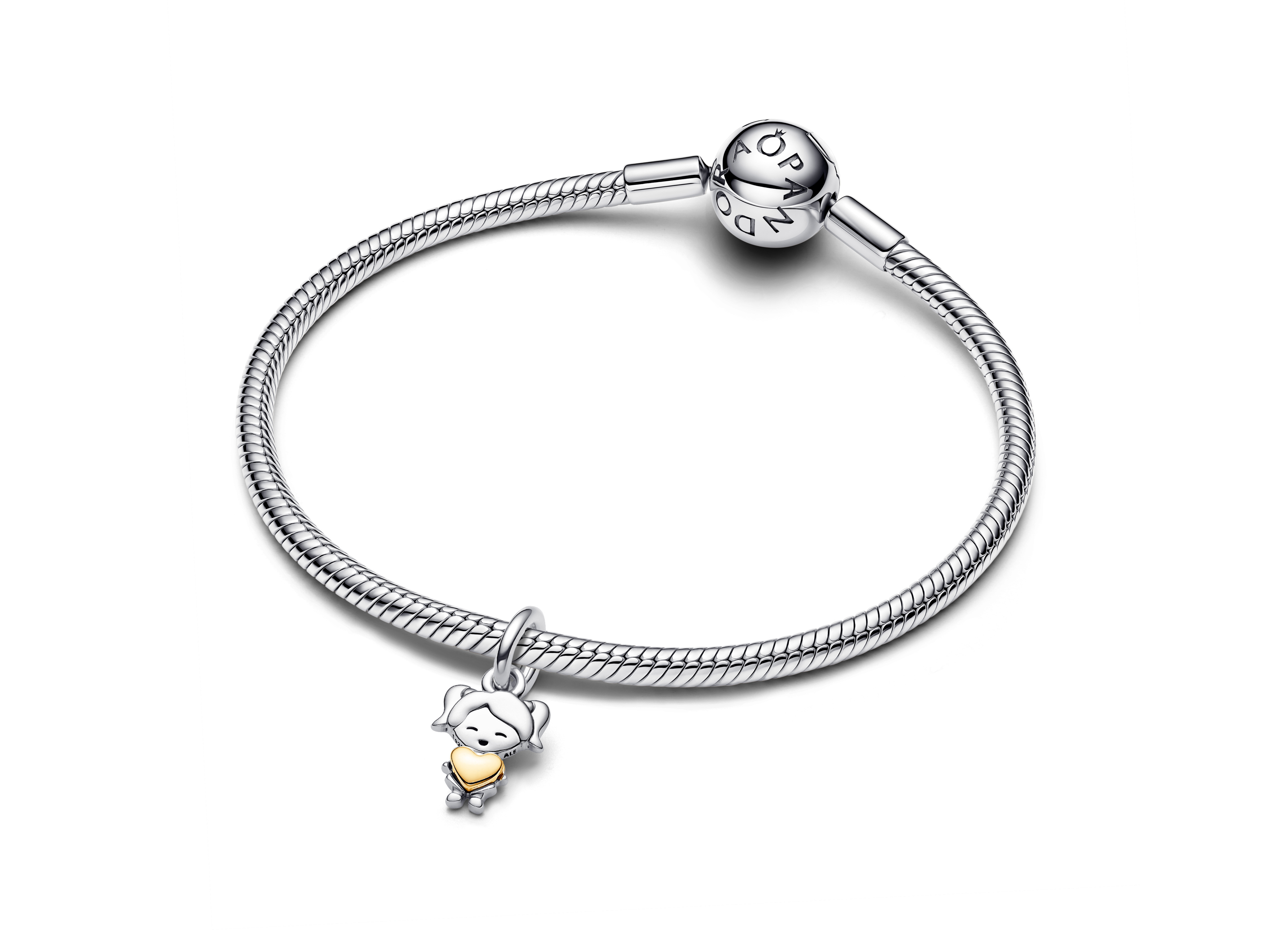 Mädchenanhänger aus Silber und vergoldetem Gelbgold an einem filigranen Armband von Pandora, das charmante Design des Anhängers zeigt ein Mädchen mit einem Herz.