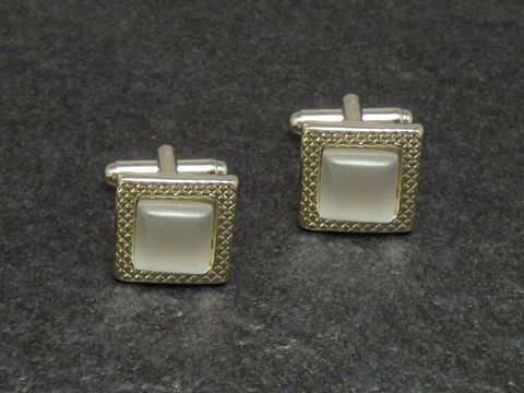 Manschettenknöpfe in perlmutfarbener Optik mit goldfarbenem Rahmen, 15,6 mm groß, Hersteller Juwelier Harnisch, elegantes Design für stilvolle Anlässe.