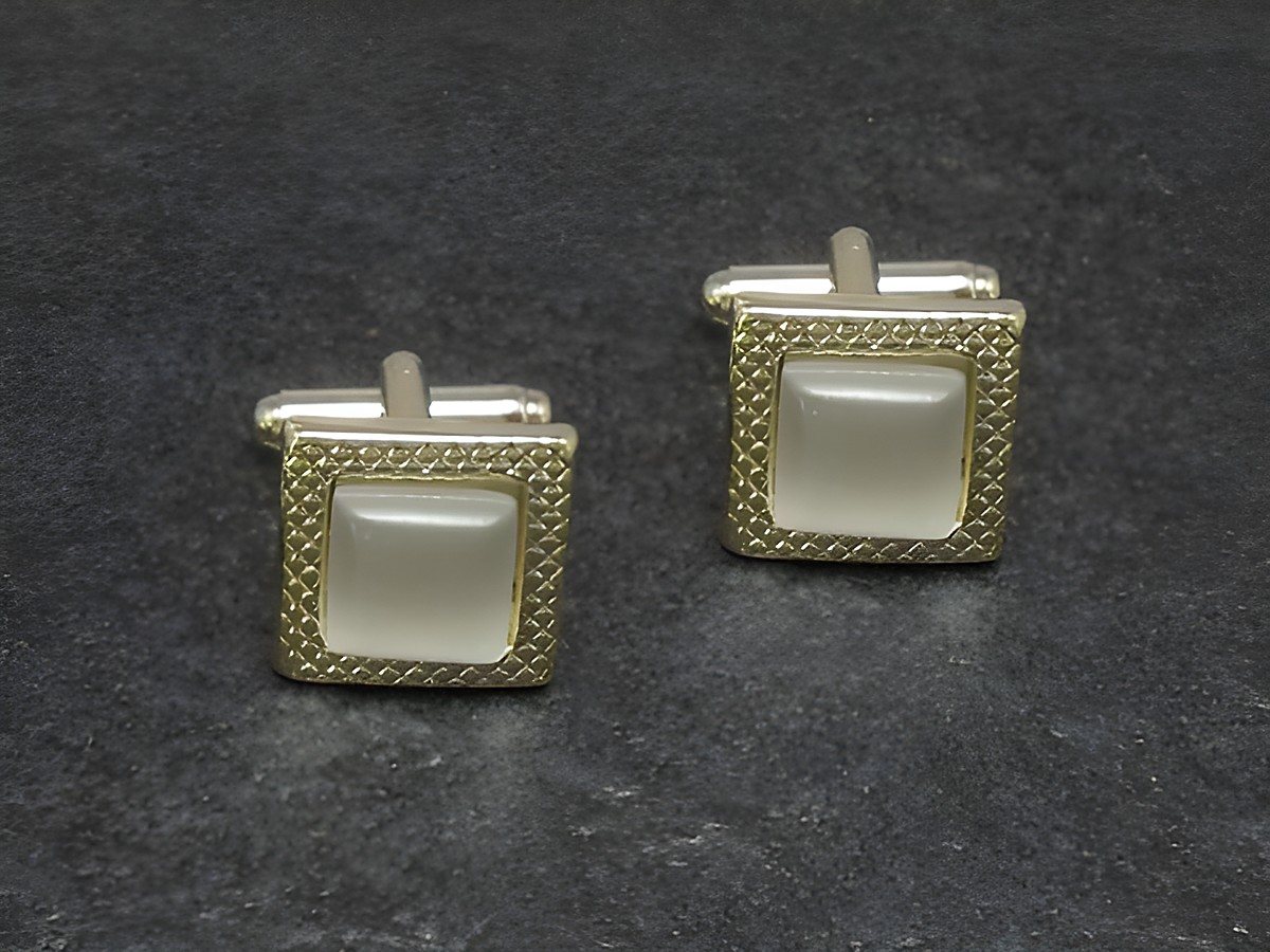 Manschettenknöpfe in perlmutfarbener Optik mit goldfarbenem Rahmen, 15,6 mm groß, Hersteller Juwelier Harnisch, elegantes Design für stilvolle Anlässe.