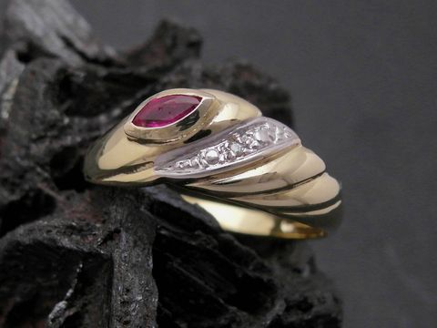 Gold Ring Gold 333 bicolor mit Rubin und Diamant, geschwungene Form, Hersteller Juwelier Harnisch, Größe 56. Schmuckstück ideal für elegante Anlässe.