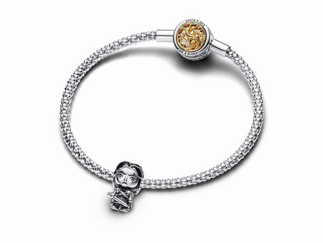 Silbernes Armband von Pandora mit einem Jon Snow Charm aus Silber und Schwarz, versehen mit einem goldenen Verschluss im Game of Thrones Design.