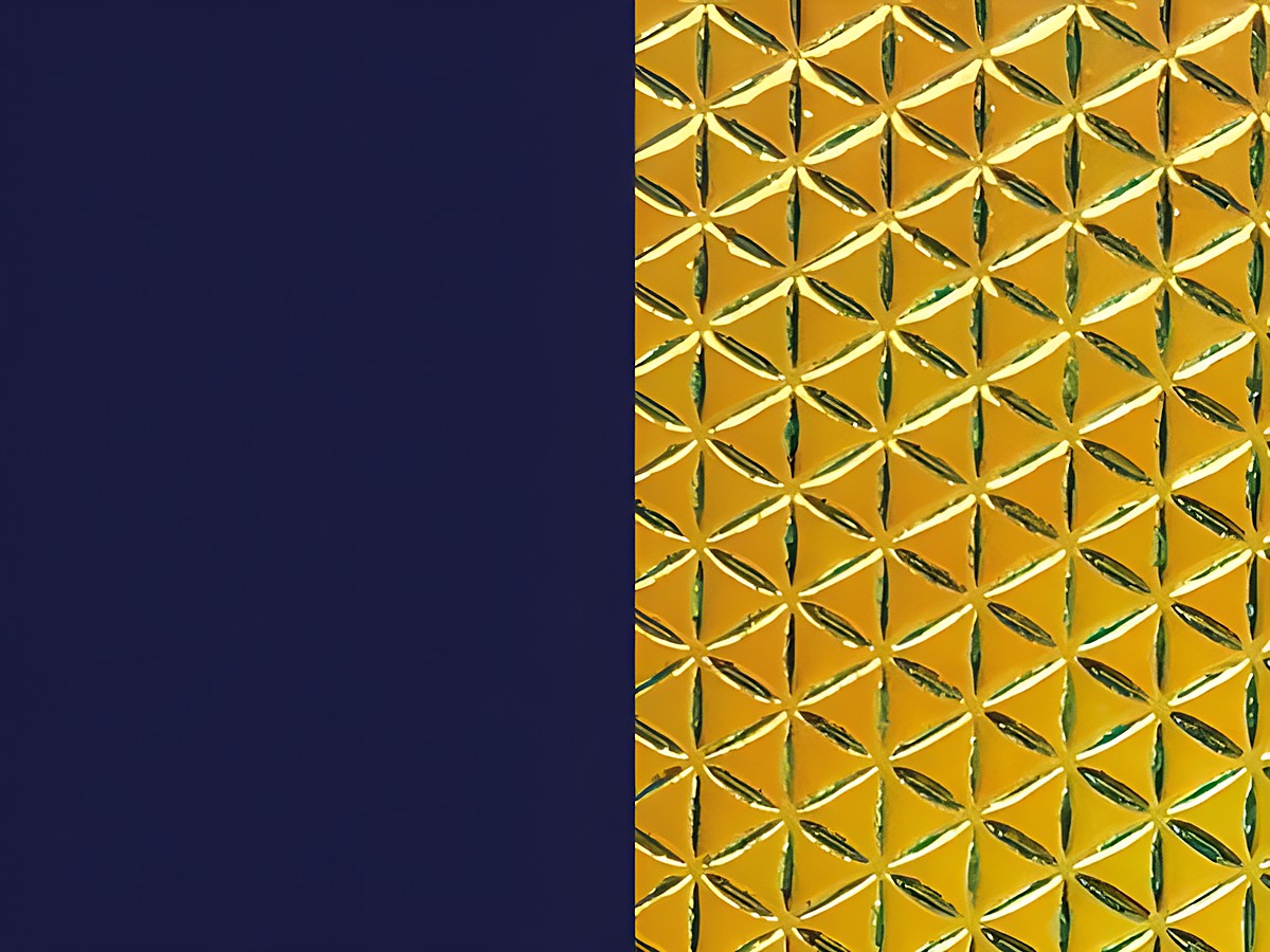 Les Georgettes Leder Armreifen Einsatz in Navy Blau mit einem goldfarbenen, geometrischen Muster. 8 mm Einlage, ideal für individuelle Anpassung des Armreifens.