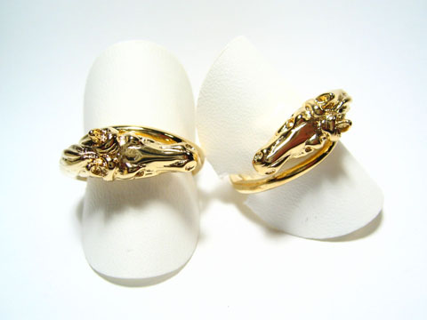 Silber Ring Pferdekopf vergoldet Größe verstellbar, Hersteller Juwelier Harnisch, ohne Stein, präsentiert auf zwei weißen Ringhaltern.