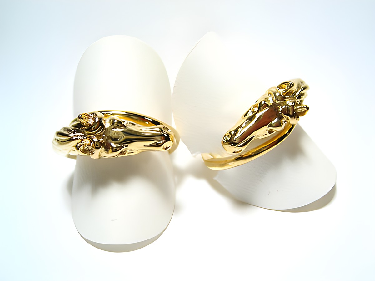 Silber Ring Pferdekopf vergoldet Größe verstellbar, Hersteller Juwelier Harnisch, ohne Stein, präsentiert auf zwei weißen Ringhaltern.