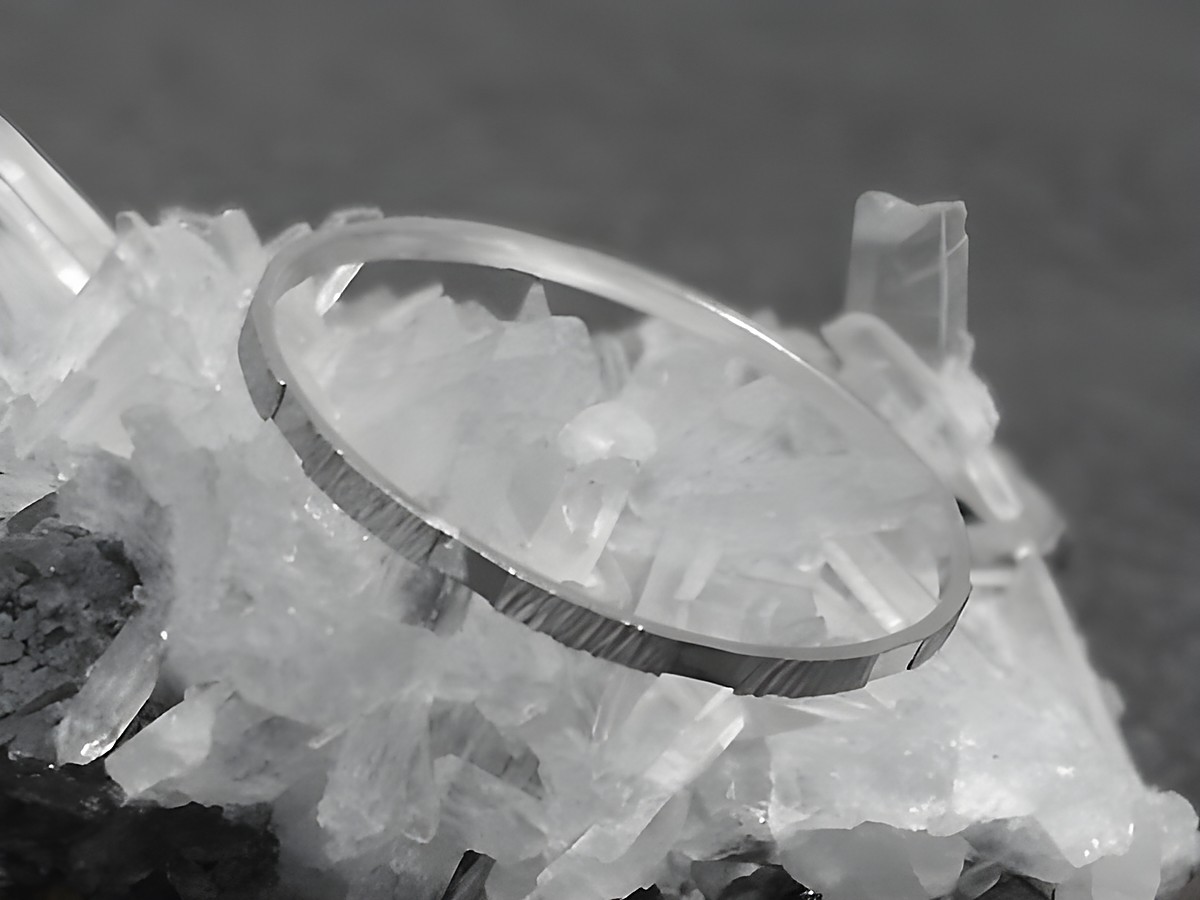 Silber Ring rhodiniert 1mm breit in Größe 53/16,8mm, Hersteller Juwelier Harnisch, im eleganten Design auf Kristallen präsentiert, bis Größe 54/17,2.