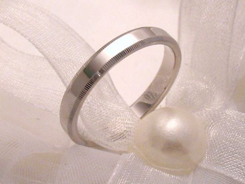 Trauring Ehering WHITE DREAMS Weißgold 333 Gr. 65/20,7, von Juwelier Harnisch, elegant und schlicht, auf einem dekorativen Stoff mit einer Perle drapiert. Ideal für den besonderen Anlass.