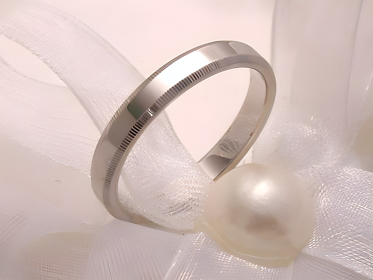 Trauring Ehering WHITE DREAMS Weißgold 333 Gr. 65/20,7, von Juwelier Harnisch, elegant und schlicht, auf einem dekorativen Stoff mit einer Perle drapiert. Ideal für den besonderen Anlass.