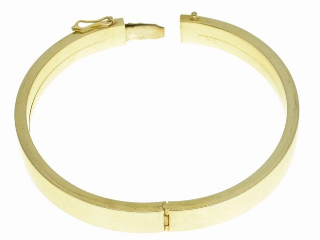 Armreifen schlicht in Gold 333 mit einem Durchmesser von 18 cm, klassisches Design, hergestellt von Juwelier Harnisch, ideal für jeden Anlass. Gold Armreifen mit eleganter Ausstrahlung.