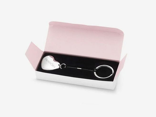 Pandora Verschlussöffner und Schlüsselanhänger A003 mit Gravur in einer eleganten Schmuckbox mit schwarzem Innenteil und pinkem Deckel, ideal für Schmuckliebhaber.