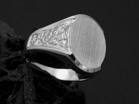 Weißgold Ring Oval Goldring nostalgisch Gr. 64, Hersteller Juwelier Harnisch, über Gr. 60/19, zeigt eine elegante Form mit mattierter und strukturiertem Design auf einem dunklen Hintergrund.