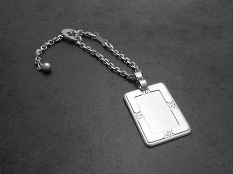 Schlüsselanhänger aus Silber mit gravierbarer Platte, Hersteller Juwelier Harnisch, schlichtes Design, hochwertige Verarbeitung, ideal zum Personalisieren oder Verschenken.