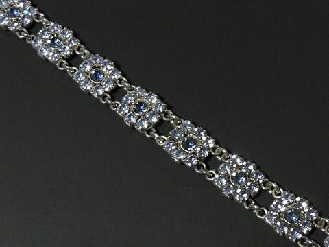 Strass Armband Design blau 19-21 cm silberfarben von Juwelier Harnisch mit funkelnden Elementen und elegantem Design ideal für festliche Anlässe.