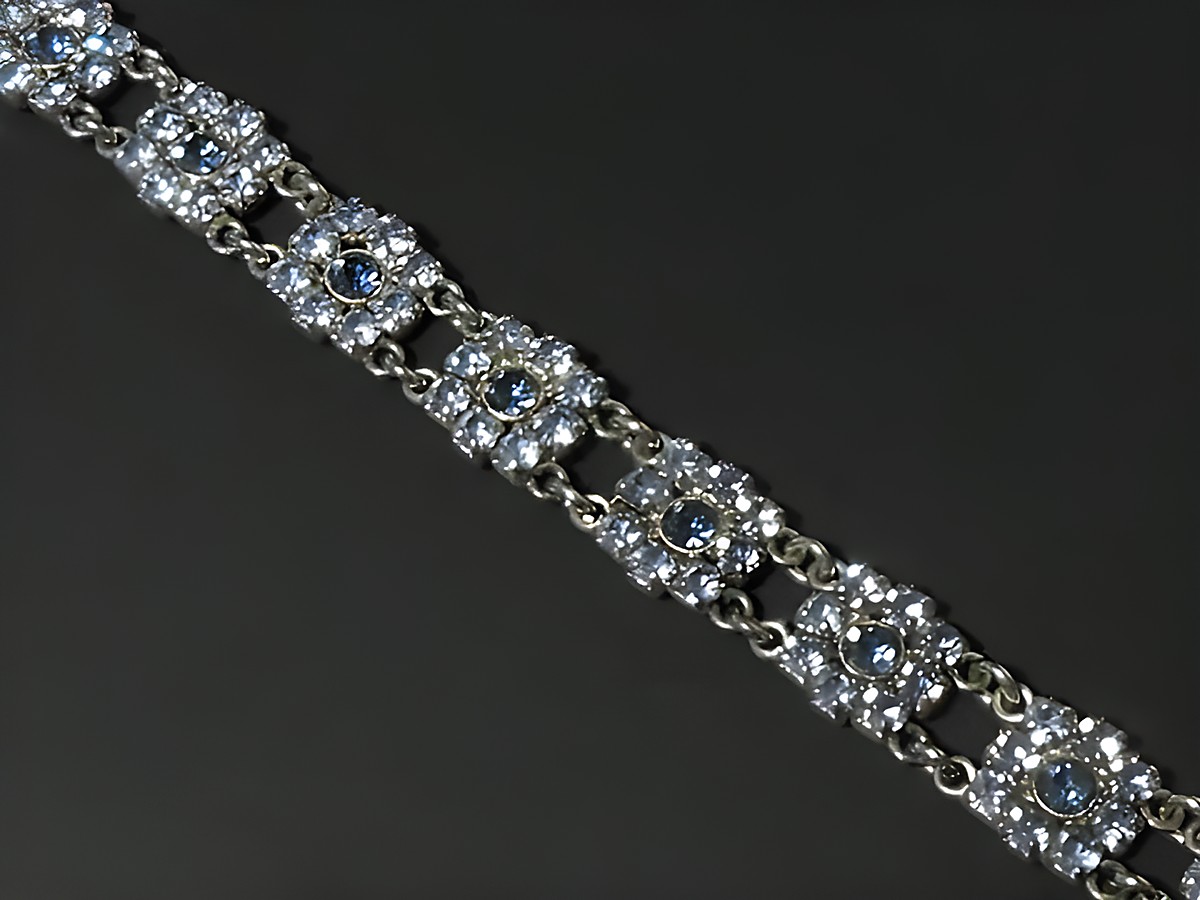 Strass Armband Design blau 19-21 cm silberfarben von Juwelier Harnisch mit funkelnden Elementen und elegantem Design ideal für festliche Anlässe.