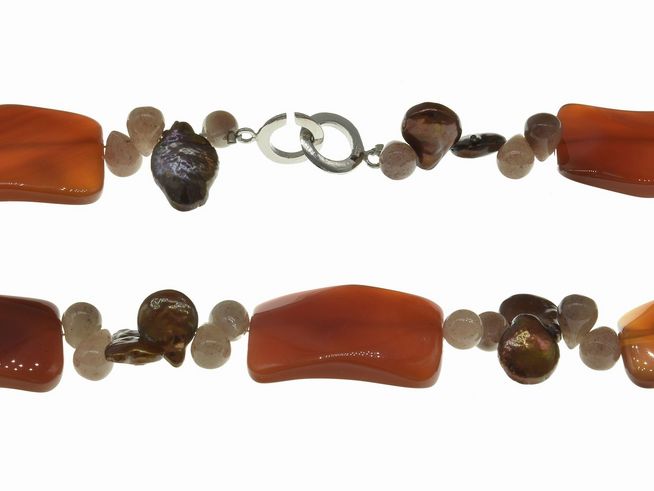 Steinkette aus Karneol und Süßwasser-Zuchtperlen in verschiedenen Brauntönen, 47 cm lang, mit silbernem Verschluss, ideal für modische Akzente.
