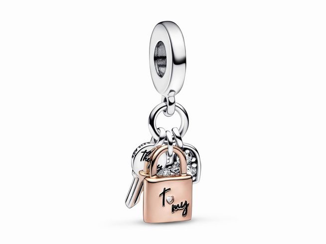 Pandora Charm Anhänger 782506C01 mit Schlüssel und roségoldenem Vorhängeschloss aus Silber und Zirkonia, ideal als Geschenk zum Valentinstag am 14. Februar.