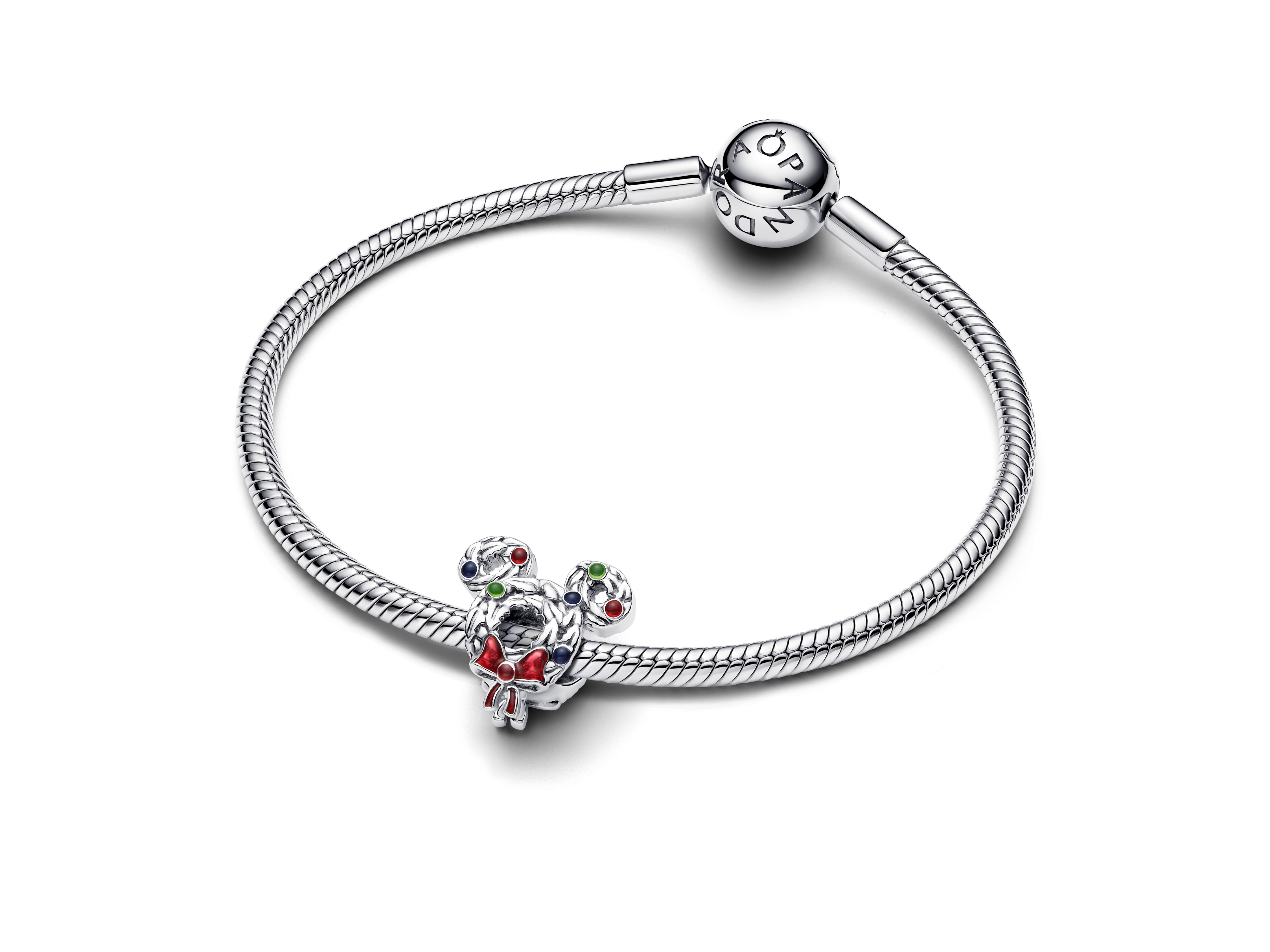 Silberner Pandora Charm 793531C01 mit Disney Mickey Mouse Kranz, verziert mit bunter Emaille und roten, blauen sowie grünen Elementen, auf einem feinen Armband präsentiert.