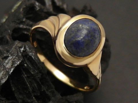 Goldring aus 585er Gold mit einem ovalen Lapislazuli, Größe 57, Hersteller Juwelier Harnisch, bis Größe 58/18,5. Elegantes Design mit harmonischen Linien.