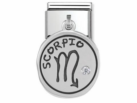 Sternzeichen Anhänger Skorpion in Silber, mit eingraviertem Schriftzug Scorpio und einem funkelnden Stein, hergestellt von Nomination, ideal für Sternzeichenliebhaber.