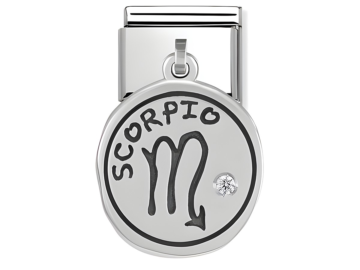 Sternzeichen Anhänger Skorpion in Silber, mit eingraviertem Schriftzug Scorpio und einem funkelnden Stein, hergestellt von Nomination, ideal für Sternzeichenliebhaber.