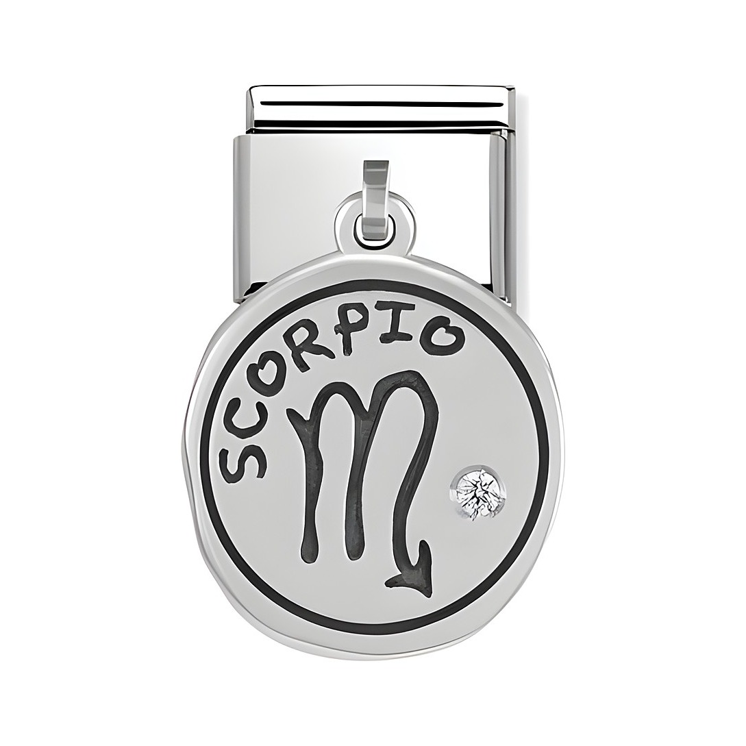Sternzeichen Anhänger Skorpion in Silber, mit eingraviertem Schriftzug Scorpio und einem funkelnden Stein, hergestellt von Nomination, ideal für Sternzeichenliebhaber.
