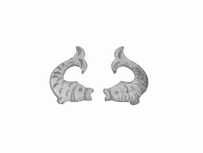 Ohrstecker Fisch in Silber, poliert, tierisch, von Juwelier Harnisch, speziell für Kinder gefertigt. Ideal für kleine Schmuckliebhaber mit einem Hauch von maritimem Flair.