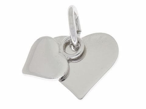 Anhänger mit gravierter flacher Doppel-Herzplatte aus silberrhodiierter Oberfläche, perfekt als charmantes Geschenk von Juwelier Harnisch, ideal für Liebhaber und besondere Anlässe.