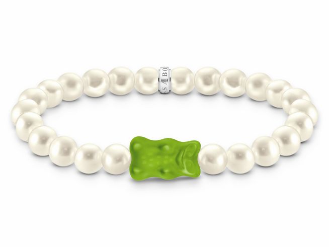 Armband von Thomas Sabo mit HARIBO Gummibärchen in Form eines goldenen Bären, kombiniert mit Zuchtperlen und grünem Glas, Länge 17 cm, geeignet für Handgelenke bis 18 cm.
