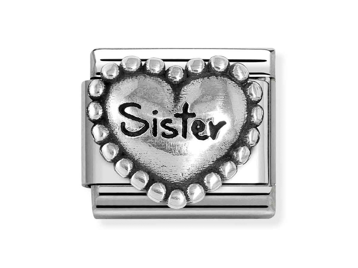 Nomination Sterling Silber 330101 81 - Sister-Kugelherz Element - Classic Silber Ein rundes Silberherz mit der Aufschrift Sister, umgeben von einer Perlenstruktur, auf einem glatten, rechteckigen Element aus Sterling Silber. Ideal für die Schmuckkollektion von Nomination.