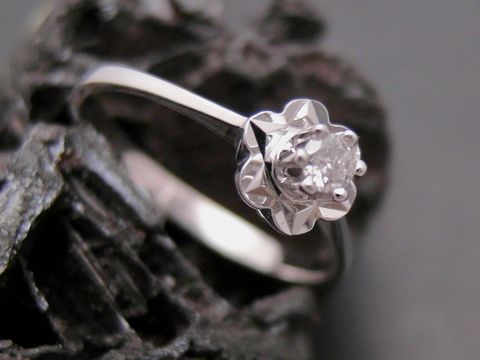 Gold Ring blumig Weißgold 585 Brillant Goldring Gr. 55, Hersteller Juwelier Harnisch bis Gr. 56/18, ansprechendes Design mit einem zentralen Brillanten in flower-artiger Fassung.