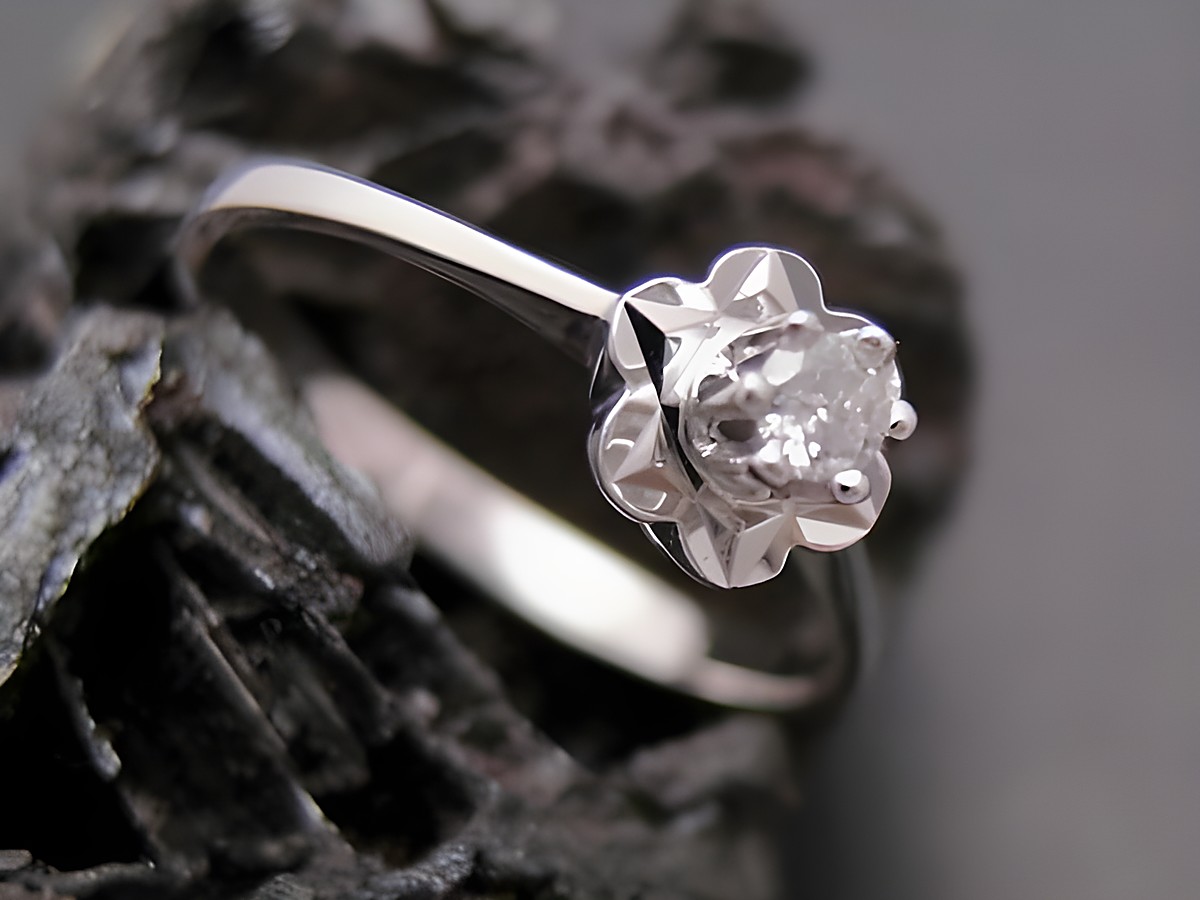 Gold Ring blumig Weißgold 585 Brillant Goldring Gr. 55, Hersteller Juwelier Harnisch bis Gr. 56/18, ansprechendes Design mit einem zentralen Brillanten in flower-artiger Fassung.