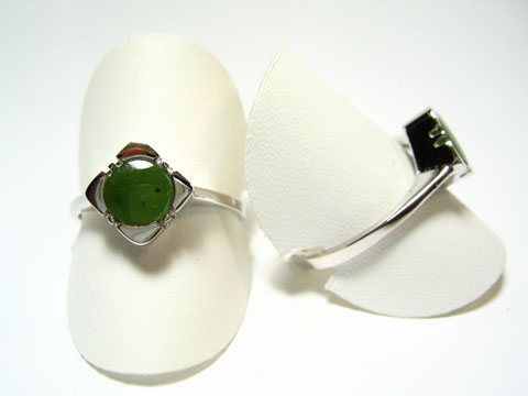 Silber Designer Ring rhodiniert mit grünem Jade, Hersteller Juwelier Harnisch, verstellbarer Ring in eleganter Form, ideal für jeden Anlass.