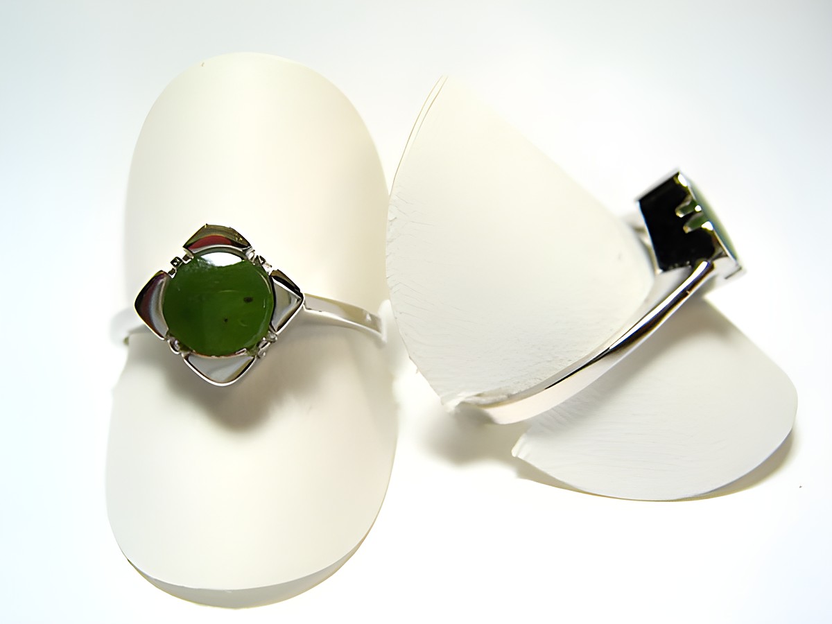 Silber Designer Ring rhodiniert mit grünem Jade, Hersteller Juwelier Harnisch, verstellbarer Ring in eleganter Form, ideal für jeden Anlass.