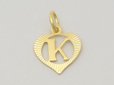 Gold Anhänger in Herzform mit dem Buchstaben K, diamantiert, aus 333 Gold, hergestellt von Juwelier Harnisch. Elegant und individuell für besondere Anlässe.