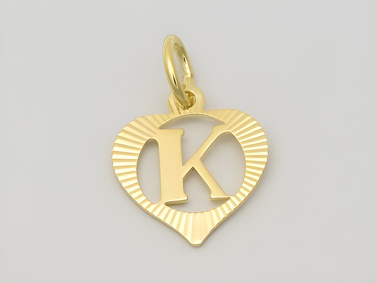 Gold Anhänger in Herzform mit dem Buchstaben K, diamantiert, aus 333 Gold, hergestellt von Juwelier Harnisch. Elegant und individuell für besondere Anlässe.