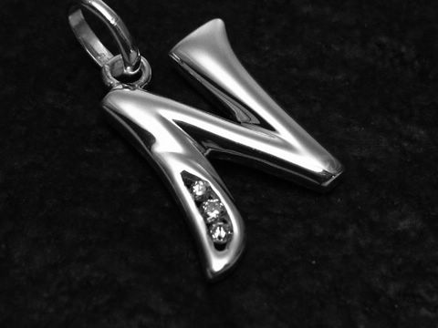 Buchstabenanhänger N aus Sterling Silber mit Zirkonia, glänzende Oberfläche und elegantes Design, Hersteller Juwelier Harnisch, ideal als persönliche Geschenkidee oder für Schmuckliebhaber.