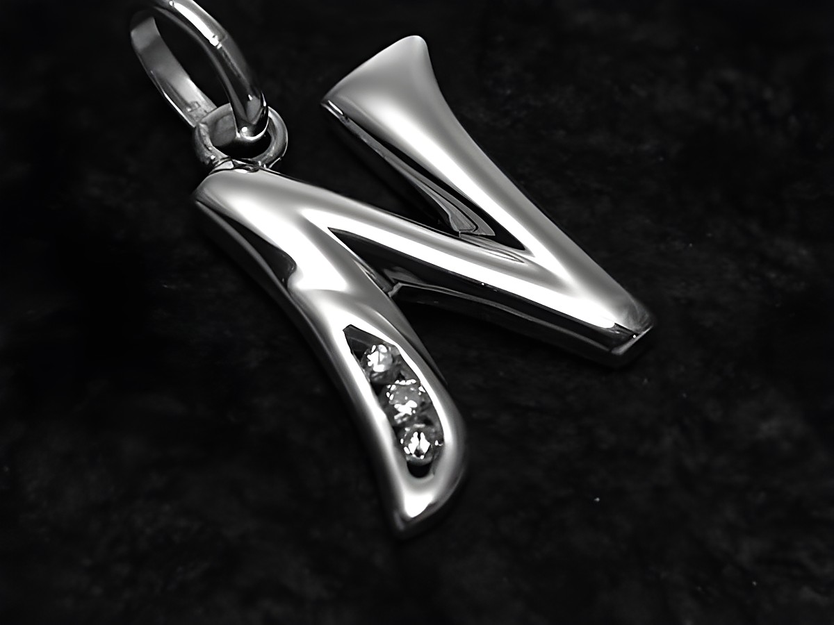 Buchstabenanhänger N aus Sterling Silber mit Zirkonia, glänzende Oberfläche und elegantes Design, Hersteller Juwelier Harnisch, ideal als persönliche Geschenkidee oder für Schmuckliebhaber.