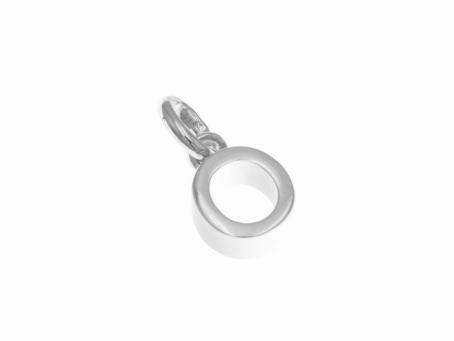 Anhänger aus poliertem Sterling Silber in Form des Buchstabens O, hergestellt von Juwelier Harnisch, glänzende Oberfläche und elegantes Design.