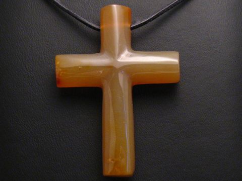 Steinkreuz aus Achat in Bernsteinfarbe mit Lederkette, Hersteller Juwelier Harnisch, Anhänger mit Edelsteinen.