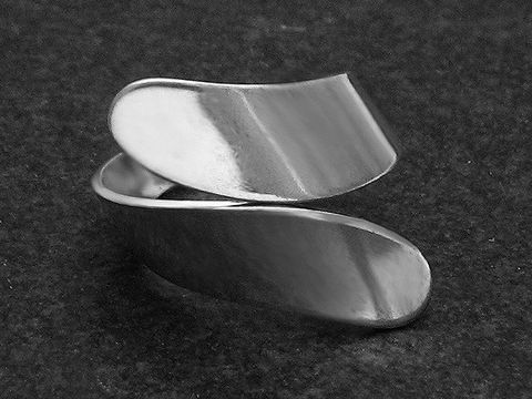 Silberring DESIGN Gr. wenig verstellbar, Hersteller Juwelier Harnisch, ohne Stein, elegante, geschwungene Form, glänzende Oberfläche, modernes und zeitloses Schmuckstück.